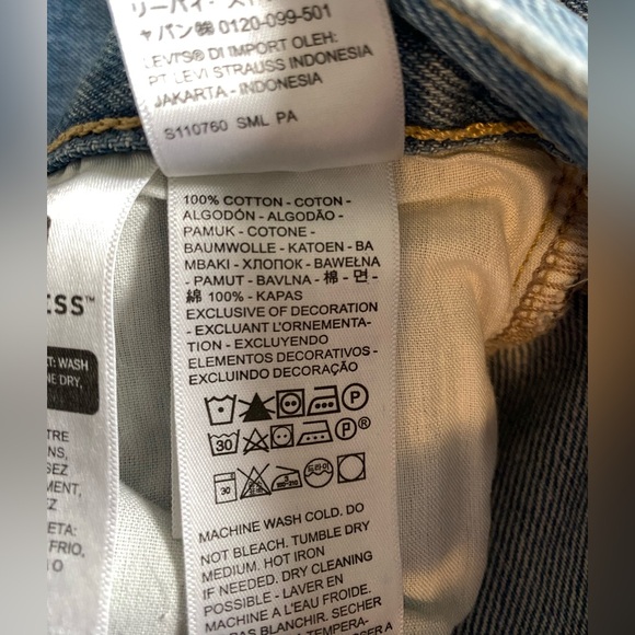 Levi’s High Waisted Mom Jeans | Light Wash Distressed | Size 27 - Picture 6 of 6